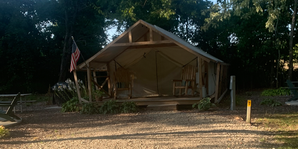 Glamping tent rentals at the Coloma/St. Joseph KOA Holiday in Michigan (September 2021). 